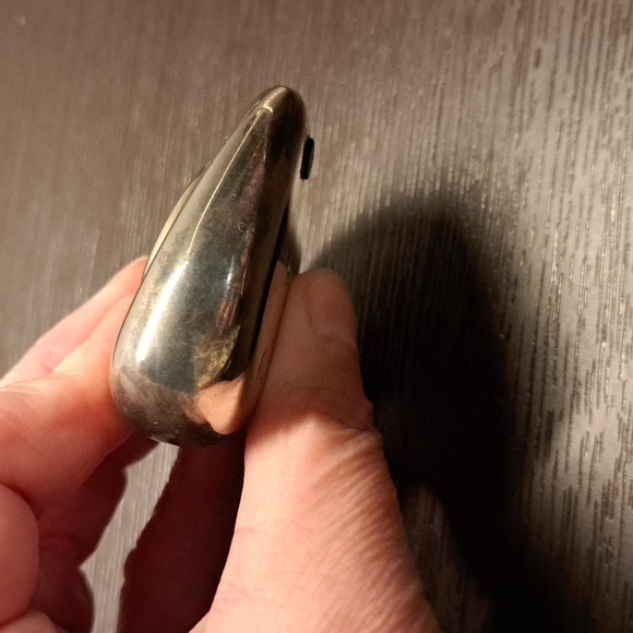 heart-shaped quartz desk clock that also functions as a paperweight - Picture 5 of 8